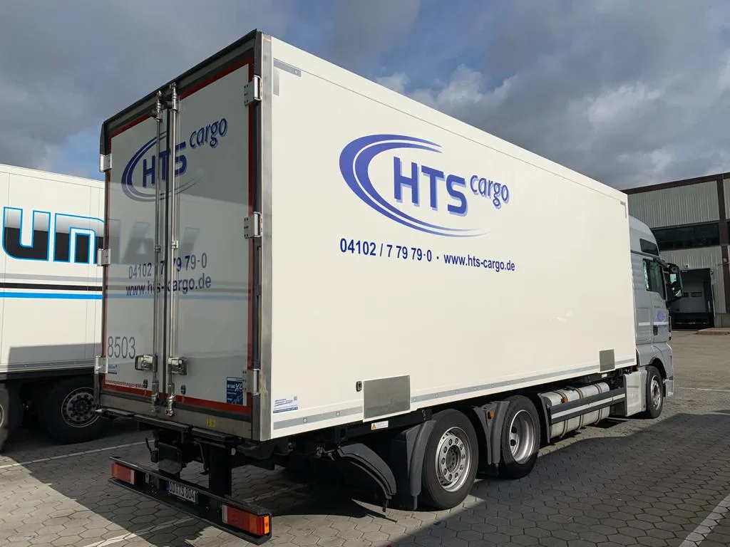 Jumbo-Koffer mit HTS-cargo-Beschriftung, Blick auf die Hecktüren.