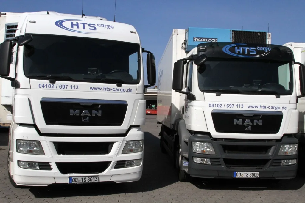 Zwei MAN-Zugmaschinen von HTS cargo nebeneinander.
